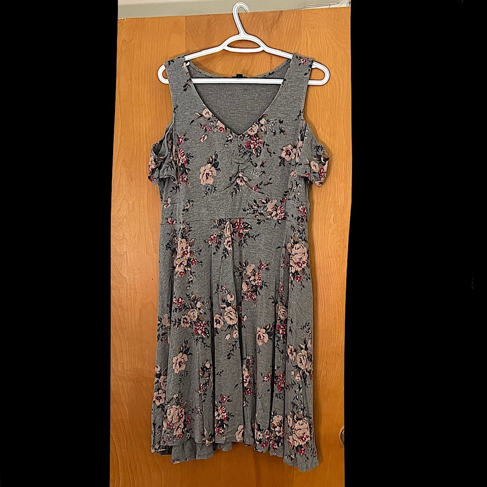 Torrid dress cold shoulder gray with pink floral pattern torrid size 1